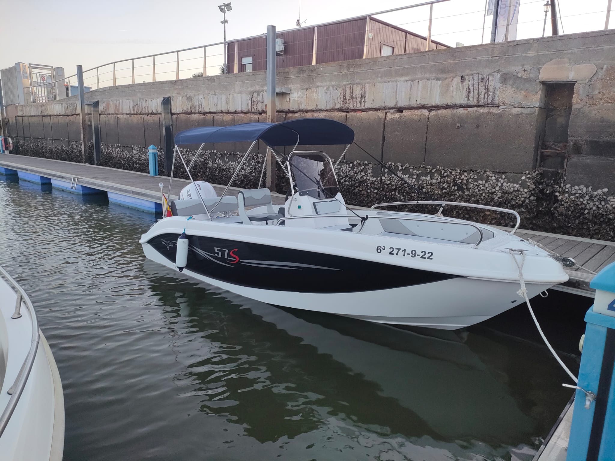 Barco amarrado en puerto